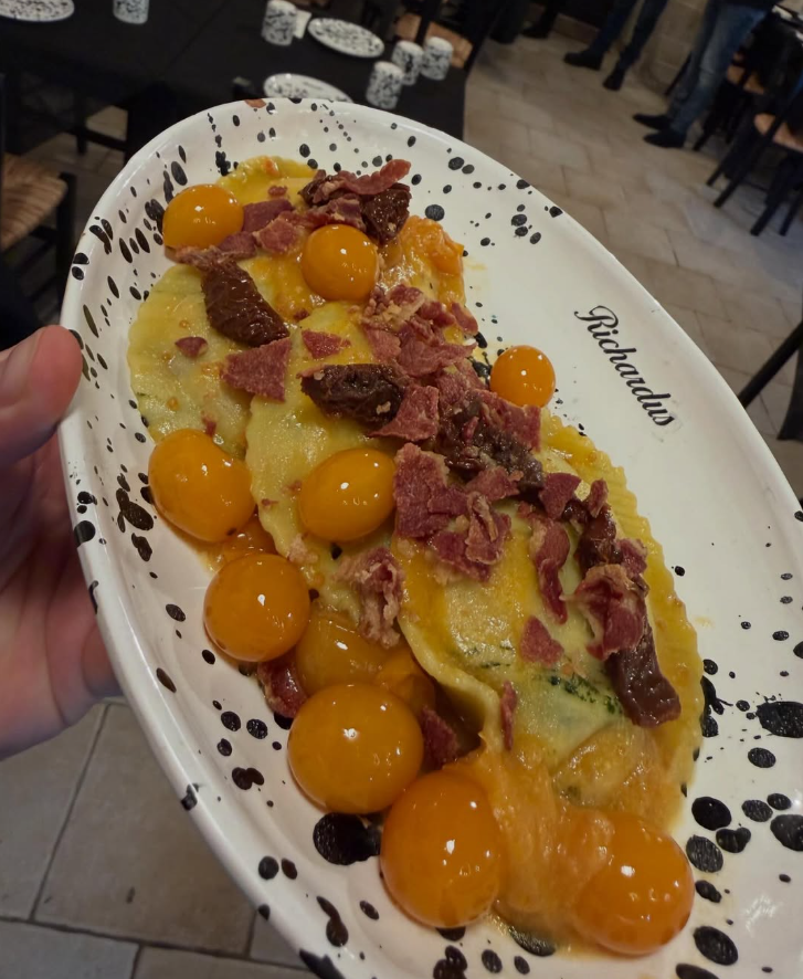 Raviolo con pomodorino e guanciale